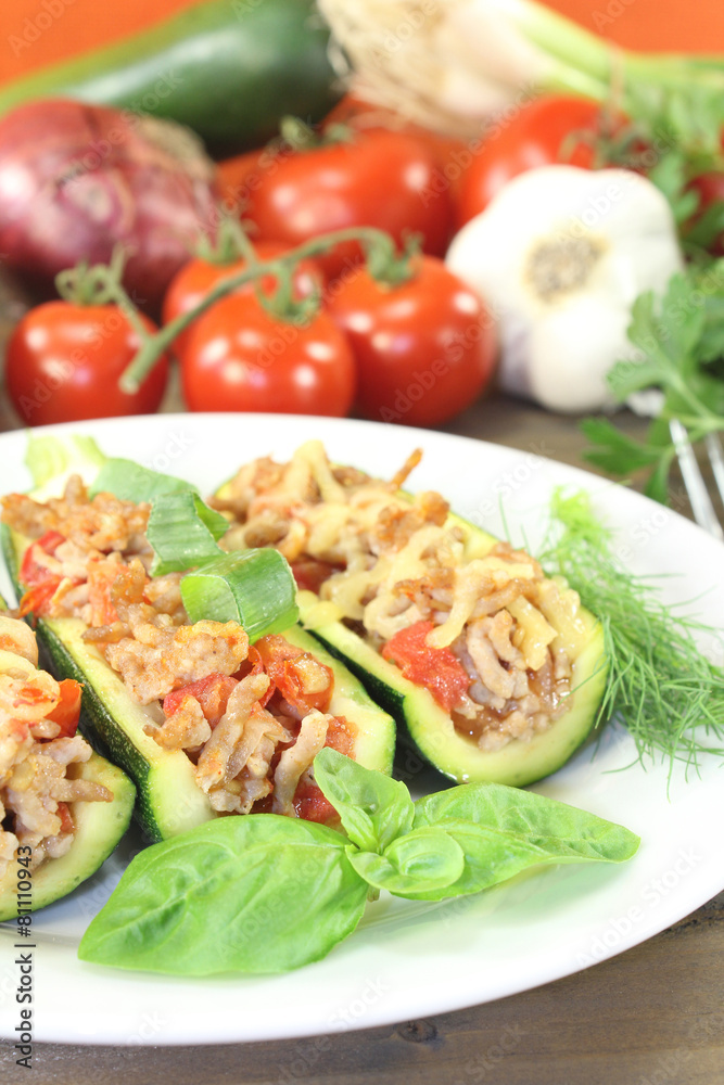 frisch gefüllte Zucchinis mit Hackfleisch und Käse frisch gefüllte Zucchinis mit Hackfleisch und Käse