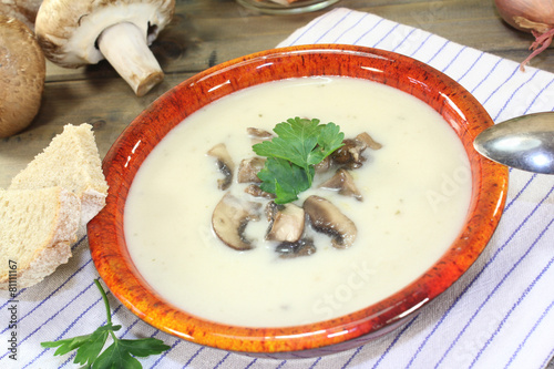 leckere Kalbscremesuppe mt Champignons und Petersilie