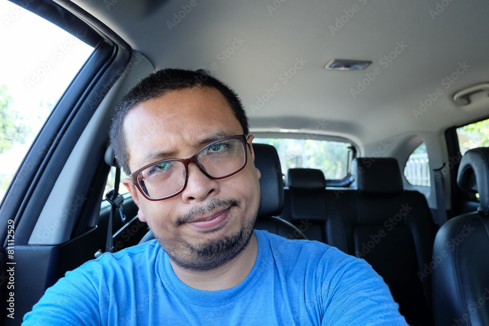 irritable man driving a car without seat belts