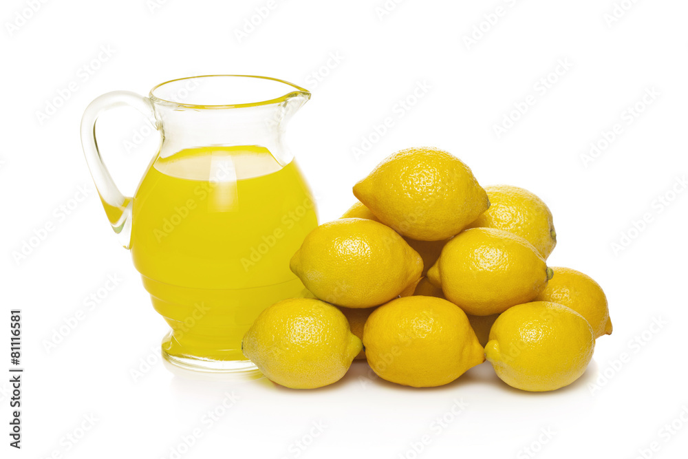 Obraz premium Lemon fruit juice in glass jug isolated on white