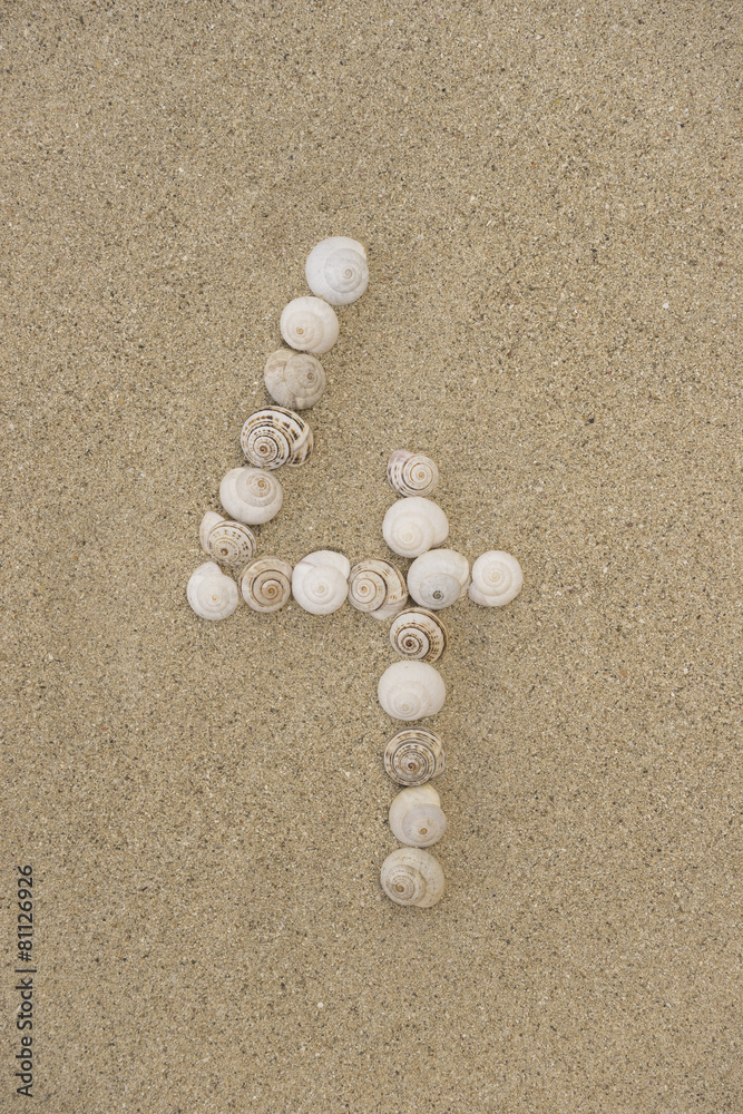 Zahl 4 aus Schneckenhäuschen im Sand Zahl 4 aus Schneckenhäuschen im Sand