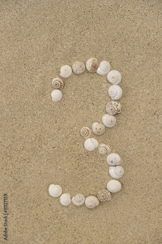 Zahl 3 aus Schneckenhäuschen im Sand