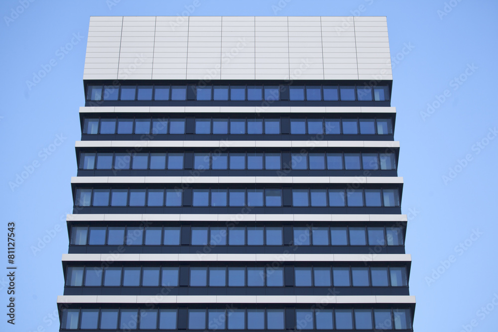 Fototapeta premium Fassade eines modernen Bürogebäudes in Hamburg, Deutschland