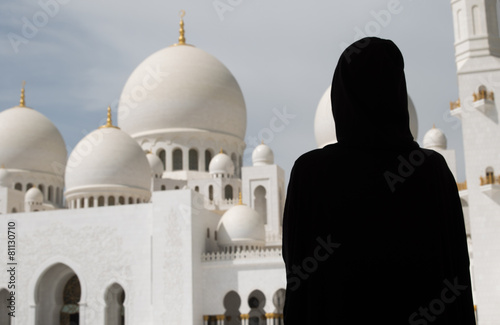 Femme voilée devant la mosquée Sheikh Zayed d'Abu Dhabi photo