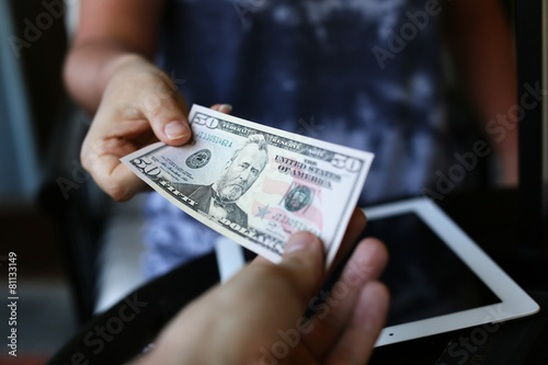 Pass 50 bills Dolor photo