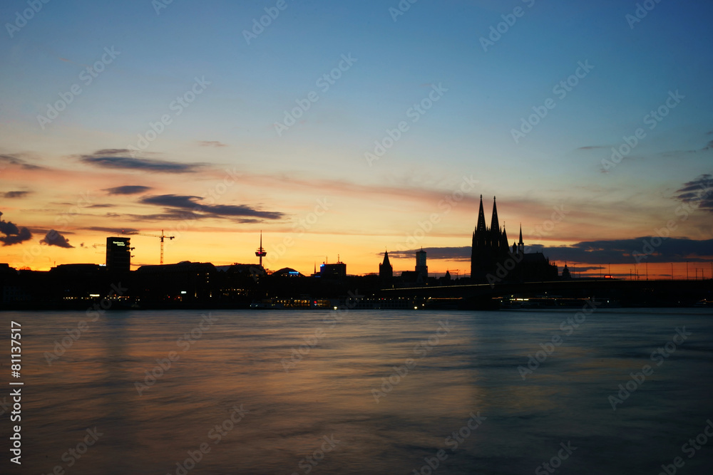 Köln Dom & City Abenddämmerung Sonnenuntergang am Rheinufer
