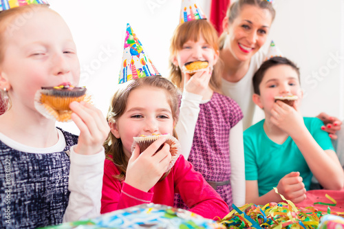 Kinder bei Kaffee und Kuchen am Geburtstag