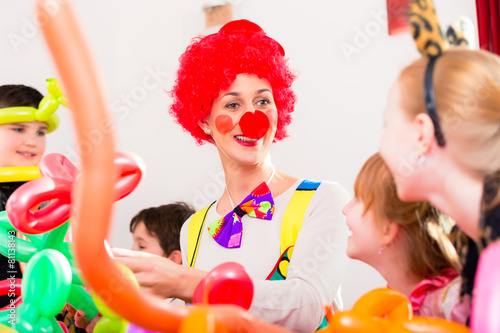 Clown auf Party mit Kindern zum Geburtstag