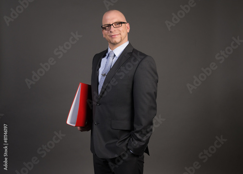Mitarbeiter mit rotem Ordner