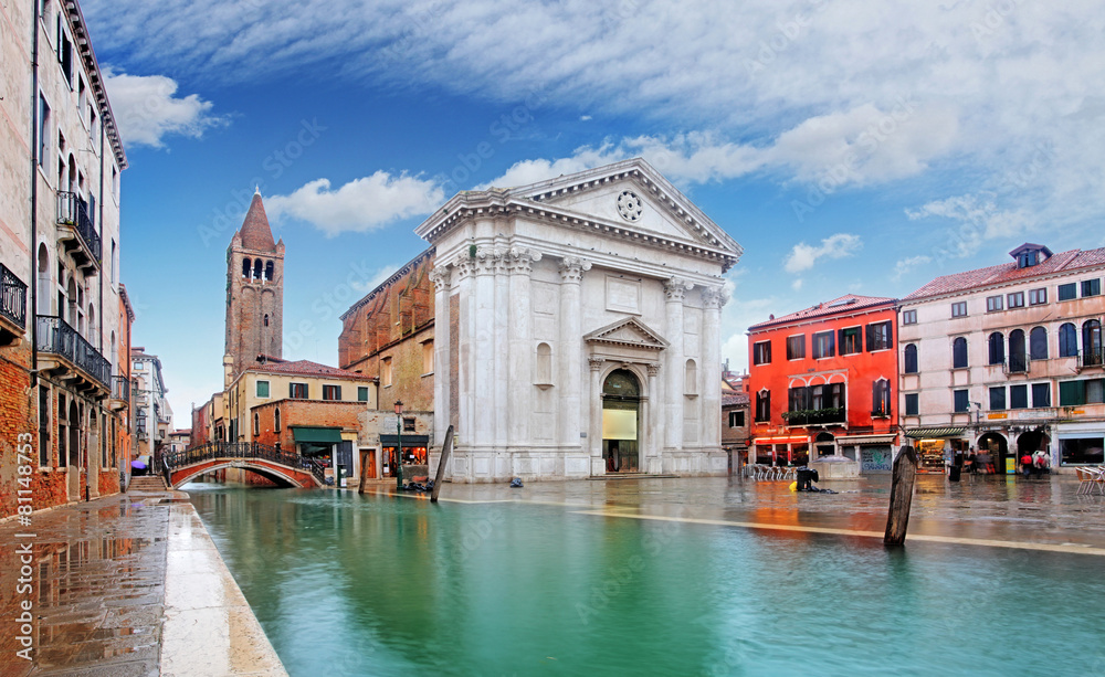 Obraz premium Church and Canal in Venice - Campo San Barnaba
