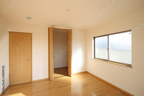 洋室 6帖 シンプル 家具なし 施工例 ウォークインクローゼット付き ドア開いたパターン