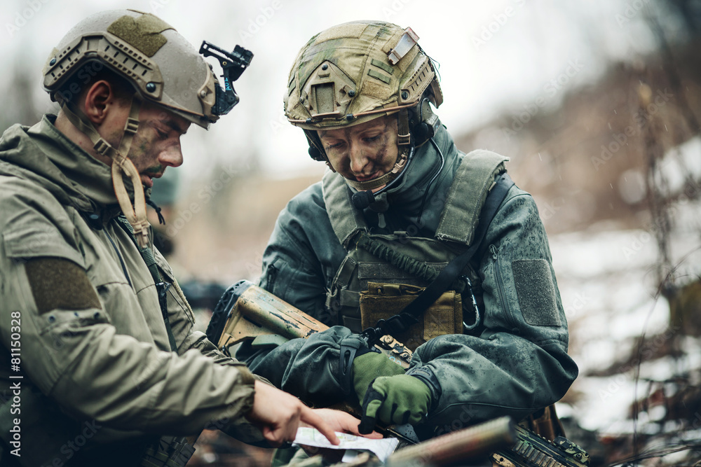 Fototapeta premium soldiers on the Outdoor of looking at the map