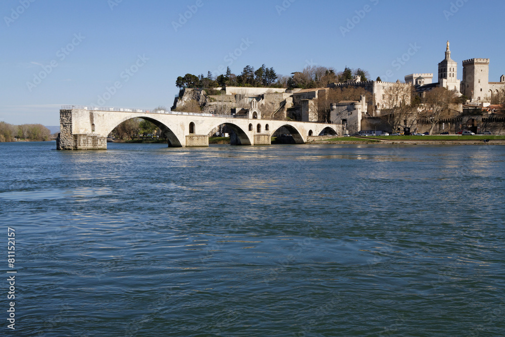Pont Saint-Benezet et la ville d'Avignon