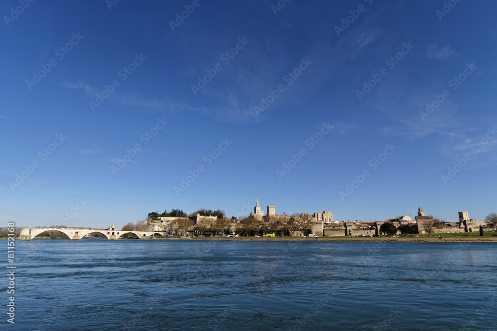 Avignon : le Rhône, le pont et le centre historique