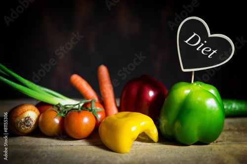 Auswahl verschiedener Gemüse auf altem Holztisch, Herz mit Wort