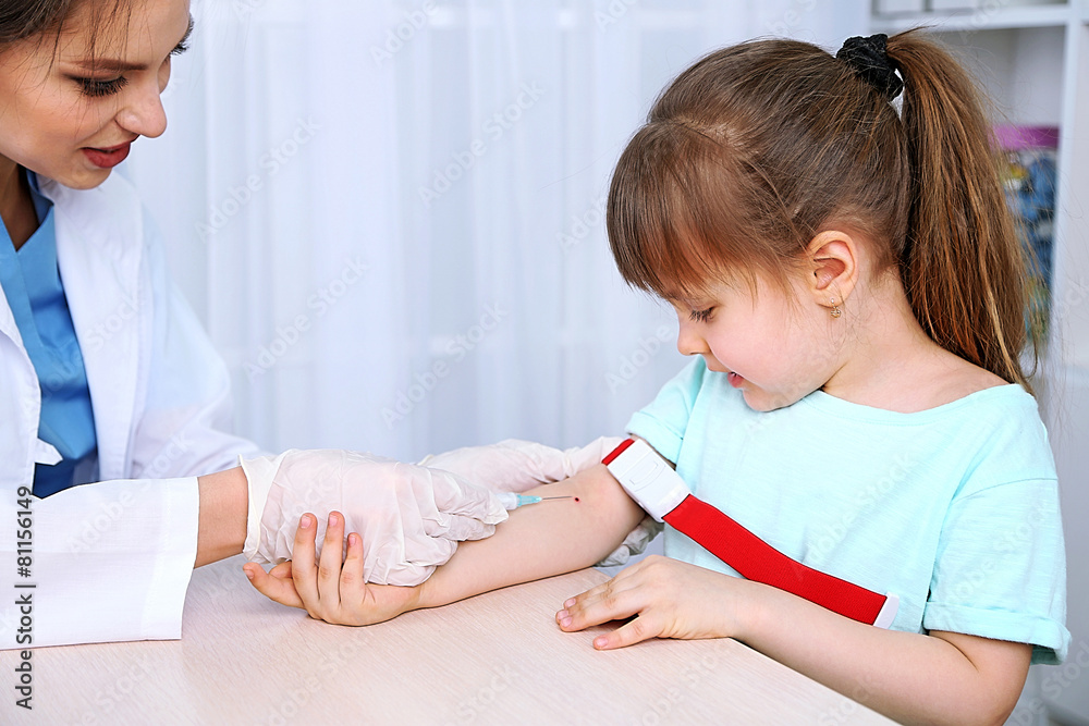 Obraz premium Nurse with syringe is taking blood for test in hospital