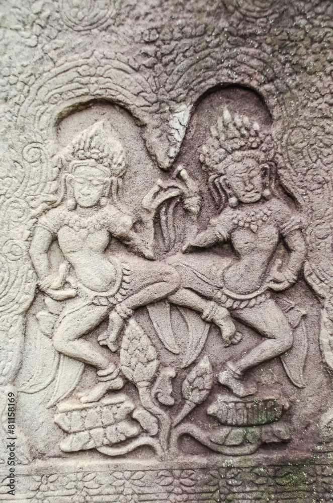 the beautiful ancient carving on the stone at Angkor wat