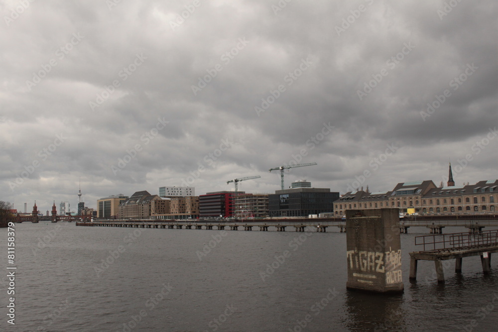 Fototapeta premium Berlinpanorama vom Treptower Spreeufer (April 2015)