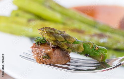 Grüner Spargel und Rindersteak und Sauce photo