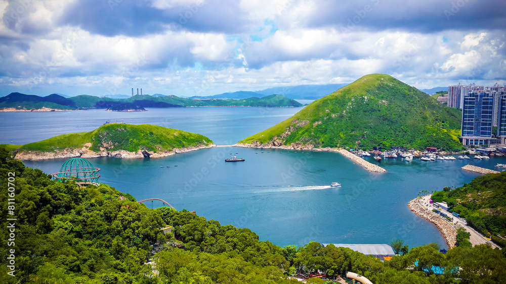 Obraz premium Great rocky mountain in the ocean of Hong Kong
