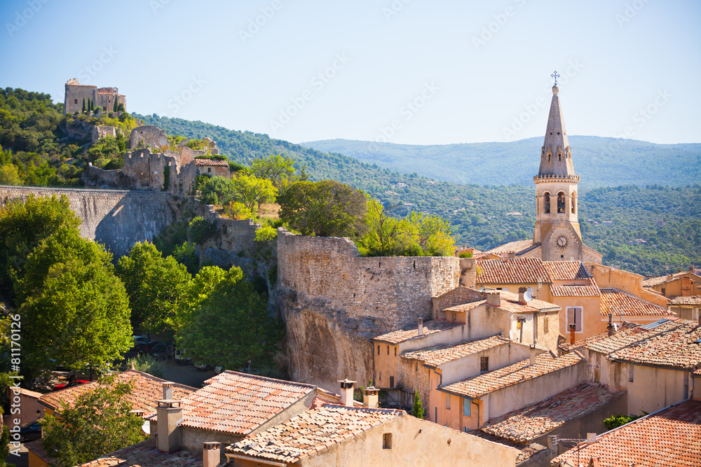 Fototapeta premium Widok Saint Saturnin d Apt, Provence, Francja