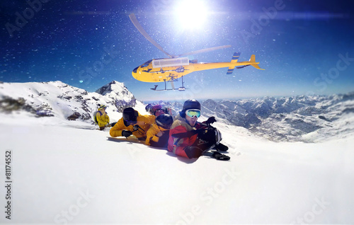Foto Actionsportler werden von einem heli abgesetzt
