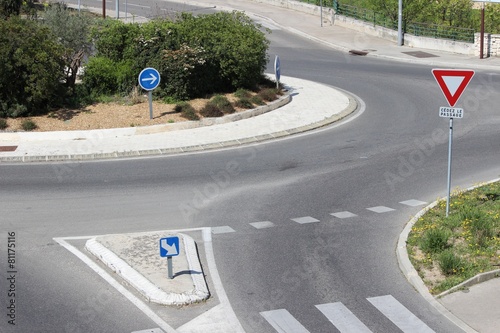 Abordage d'un rond-point et signalisation photo