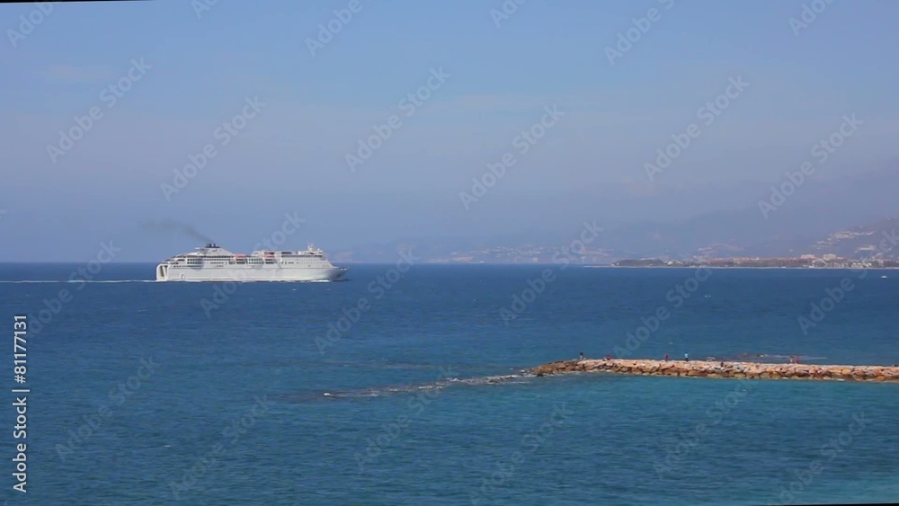Cruise across the horizon of the sea Cruise across the horizon of the sea