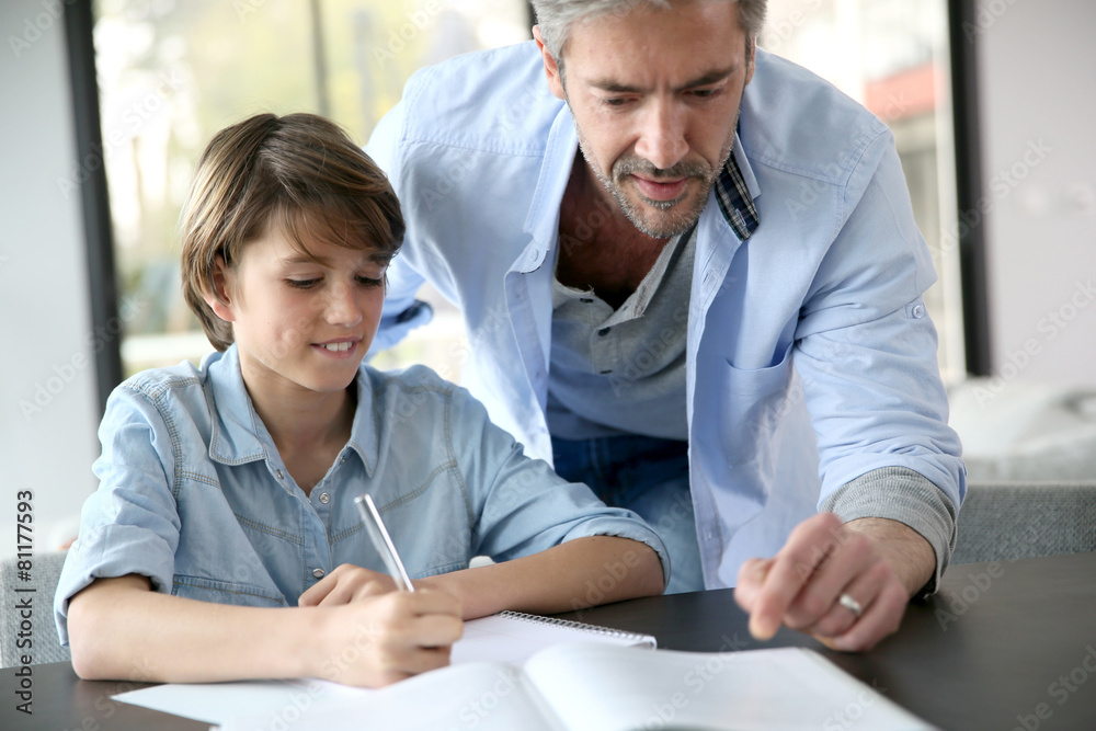 Obraz premium Father helping son with homework