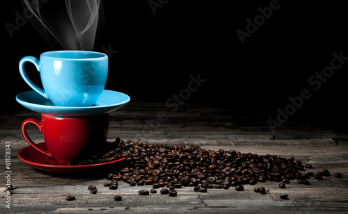 Kaffeetasse mit Kaffeebohnen Holz Tisch Hintergrund