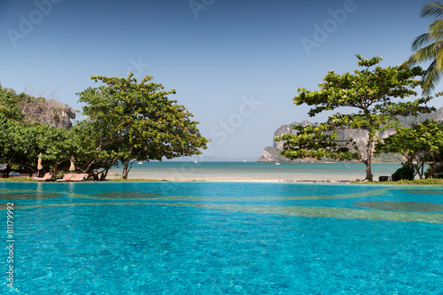 Fototapeta Naklejka Na Ścianę i Meble -  swimming pool at thailand touristic resort beach