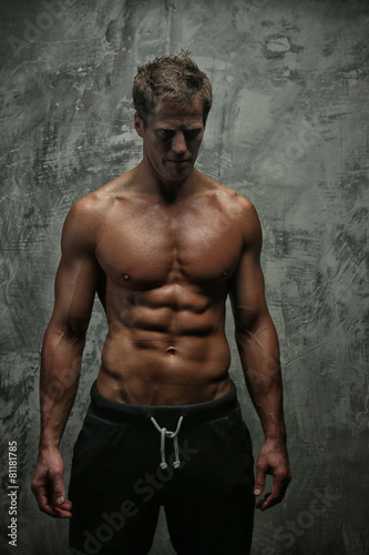 Muscular man posing in studio © Fxquadro