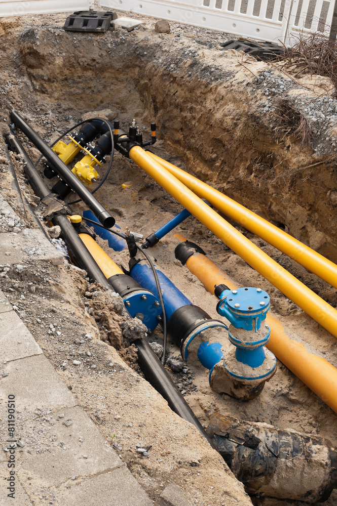 Gasrohr, Wasserrohr und Kabelschutzrohr - Chaos in der Baugrube