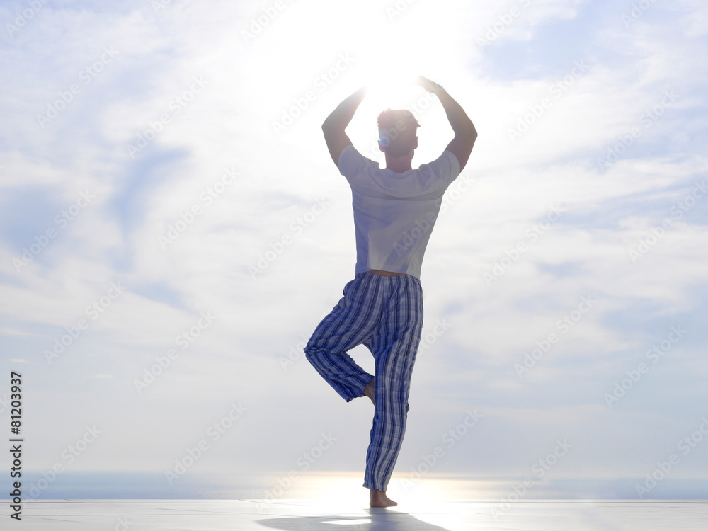 Obraz premium young man practicing yoga