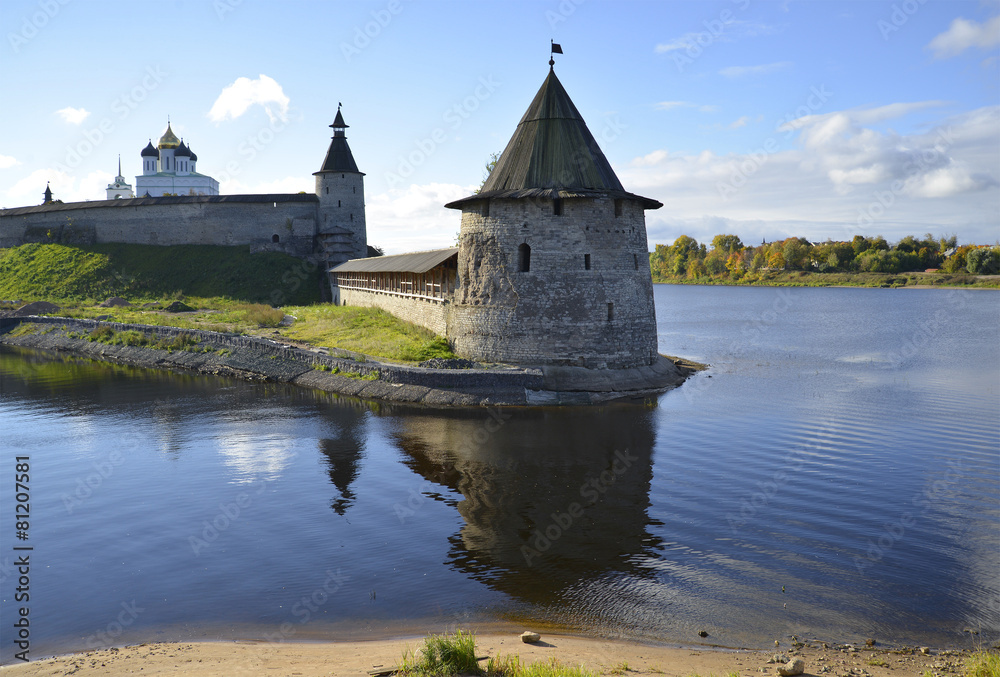 Fototapeta premium Плоская башня на стрелке рек Псковы и Великой. Псковский кремль