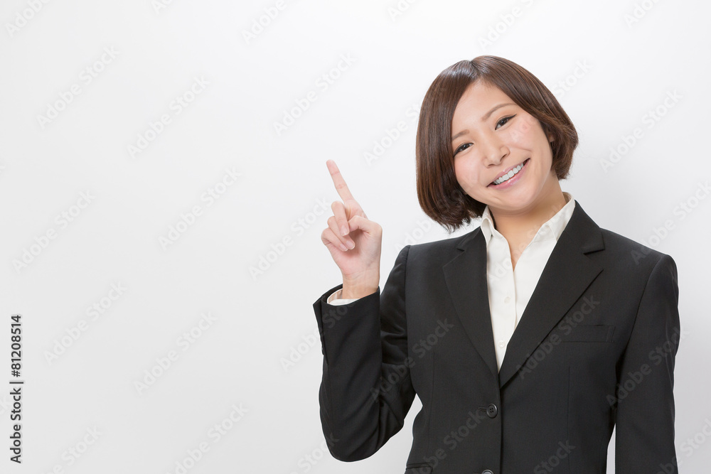 PRするビジネスウーマン