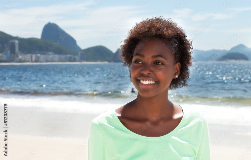 Verträumte Brasilianerin an der Copacabana Verträumte Brasilianerin an der Copacabana
