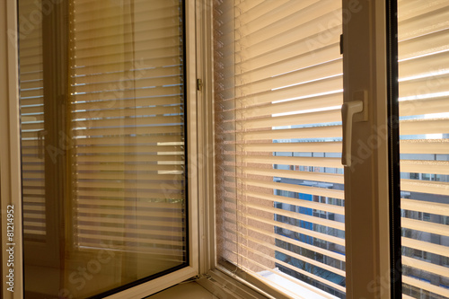 Jalousien als Sonnenschutz am Fenster © Gina Sanders