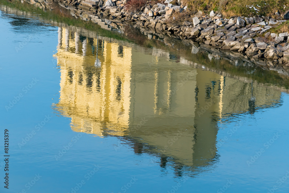 Obraz premium Gebäude spiegelt sich im Wasser