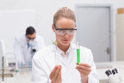 Εκτύπωση καμβά Scientist examining tubes