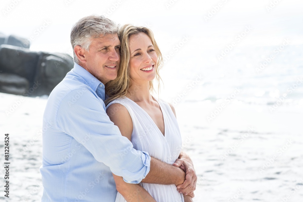 Obraz premium Happy couple standing by the sea