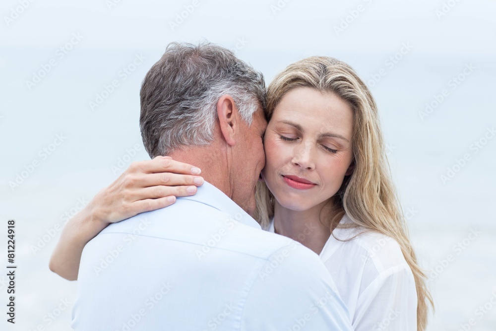 Fototapeta premium Happy couple hugging each other by the sea