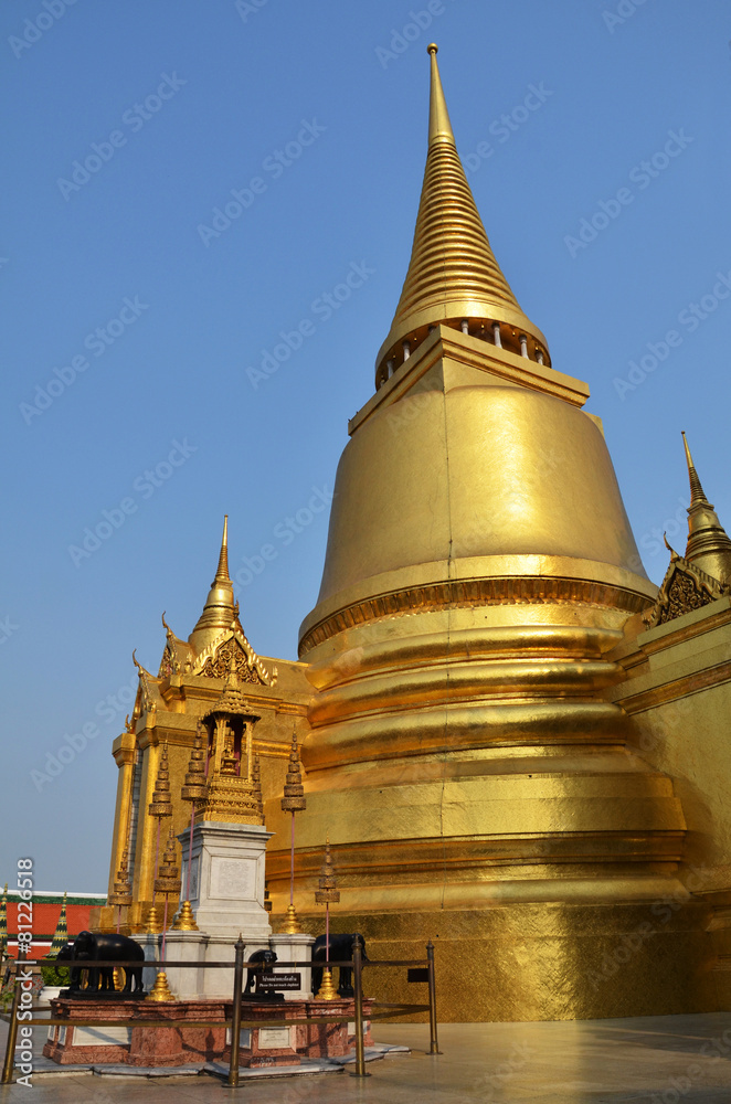 Naklejka premium Golden pagoda in Grand Palace