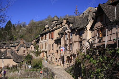 Conques en Aveyron une rue tranquille photo