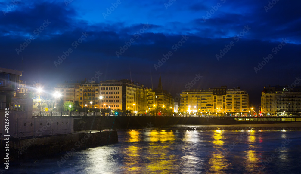 Obraz premium Bay of La Concha in evening at San Sebastian, Spain