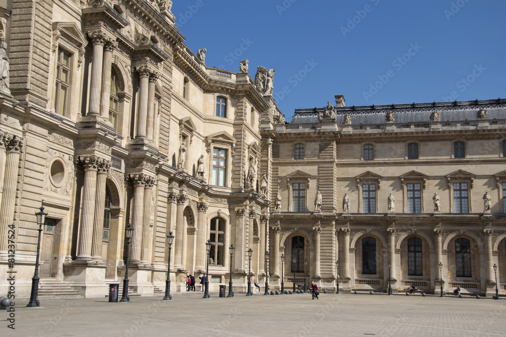 Place carrée au Louvre