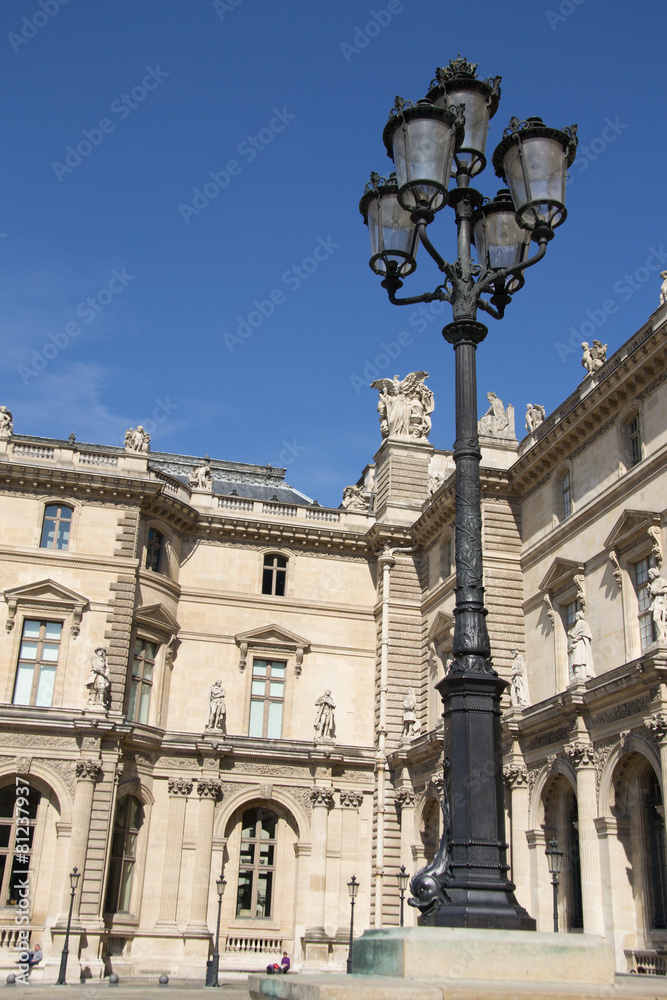 Lampadaires dominant le Louvre