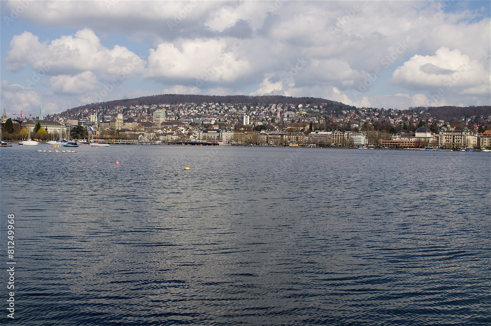 Blick vom See zur Stadt Zürich