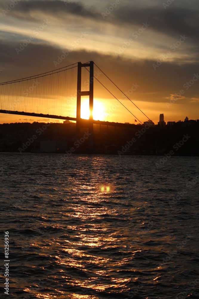Obraz premium sundown at bosphorus bridge