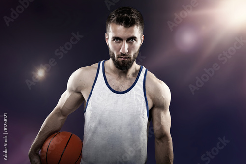 Attraktiver Basketballspieler mit Bart © Cara-Foto